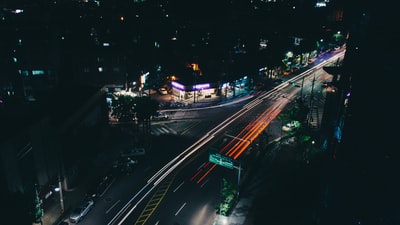 夜间车辆通过道路的时间点摄影